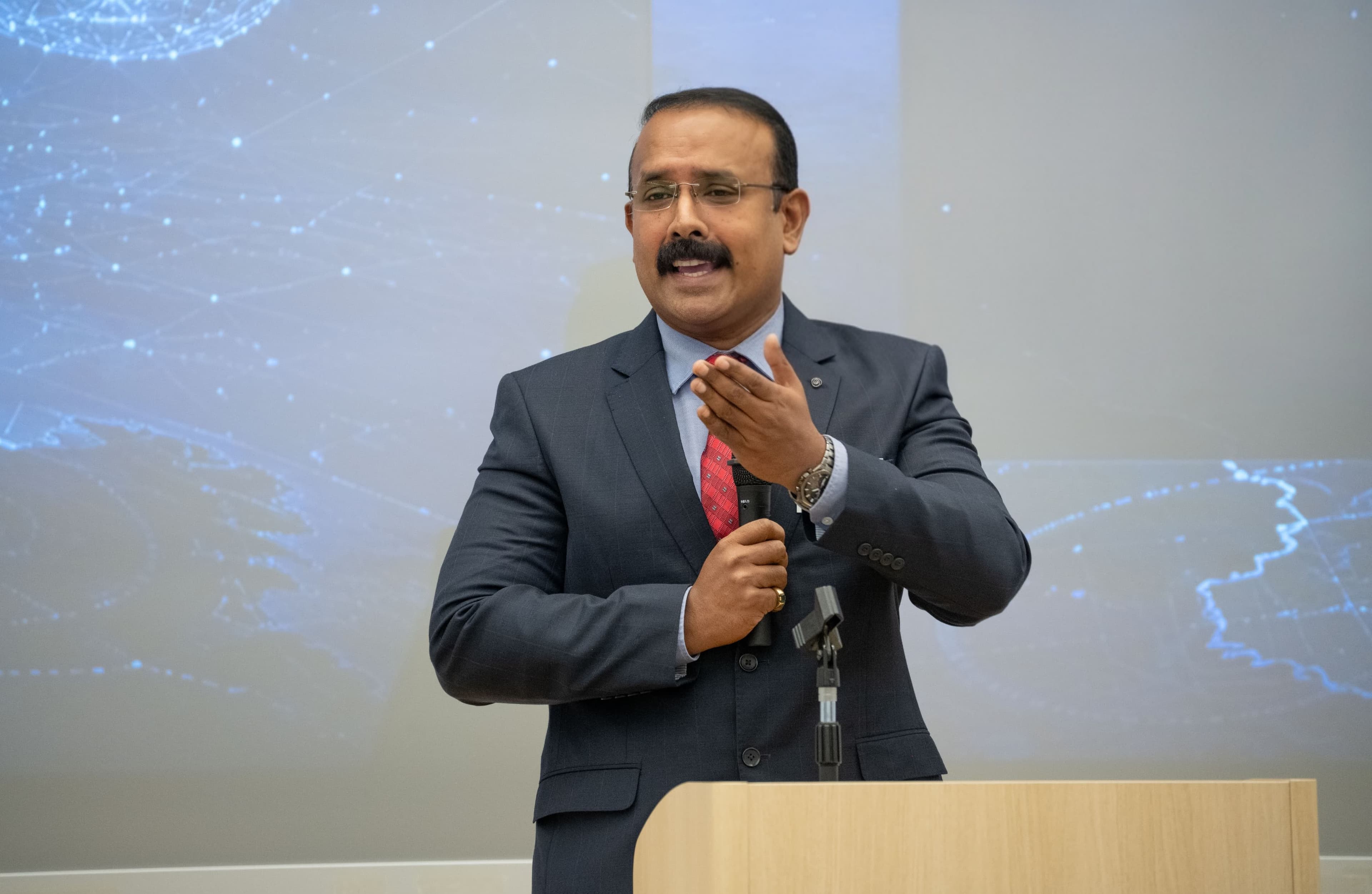 Professor Sanoj Rajan speaking at a study-abroad planning session